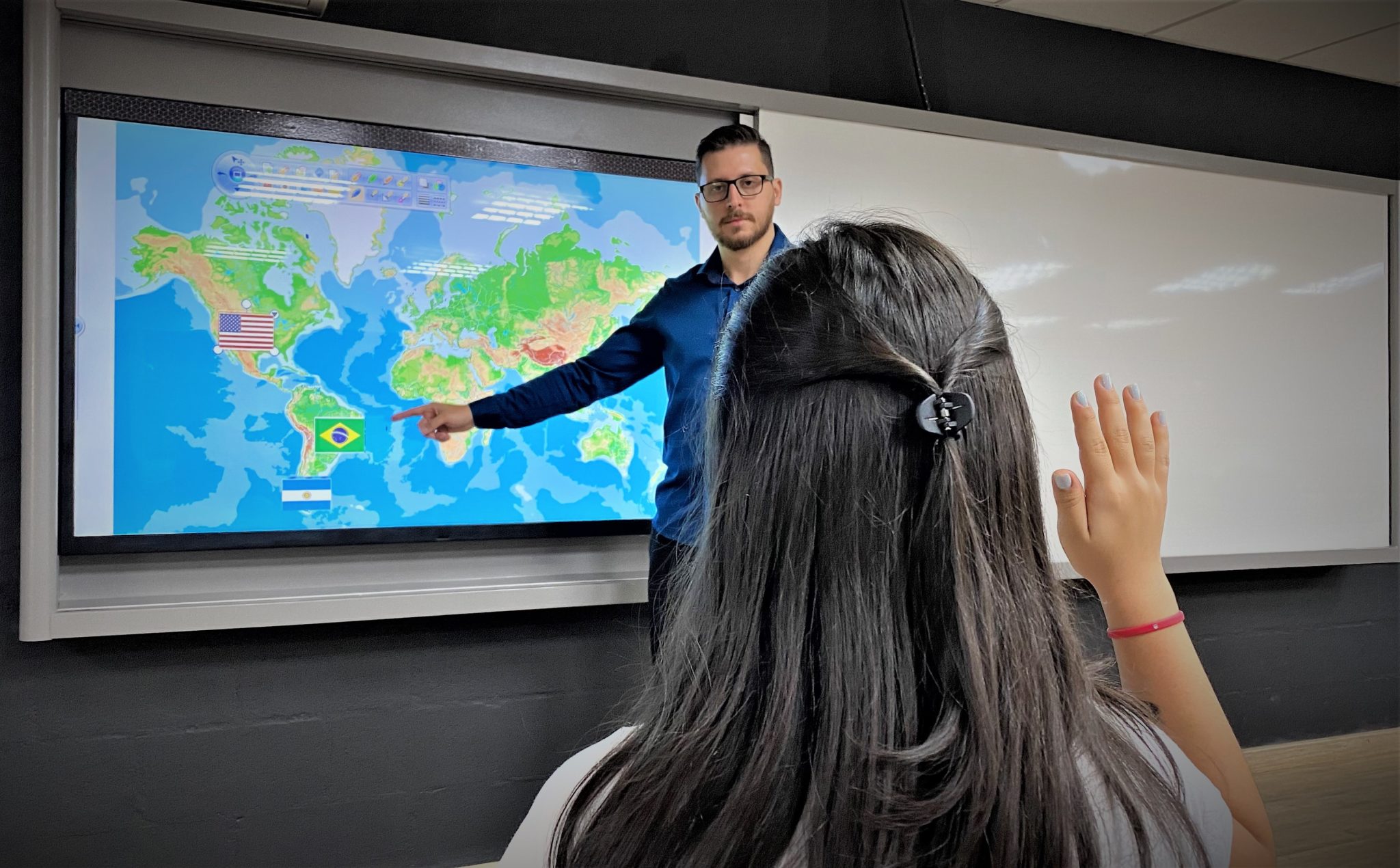 Saiba o que é e como fazer uma sala de aula ensino híbrido MOVPLAN