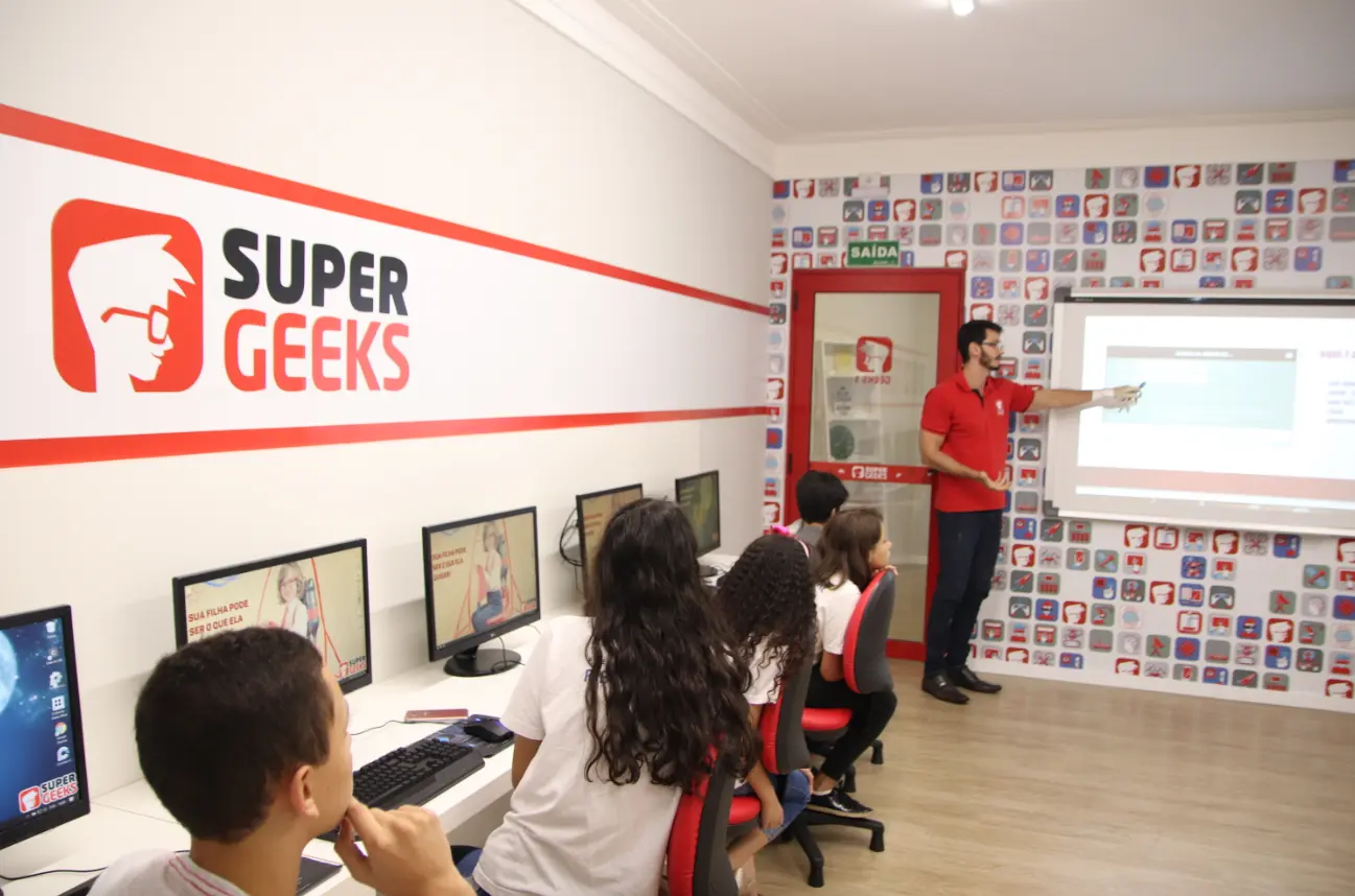 Alunos observando tela de plataforma com flipped classroom