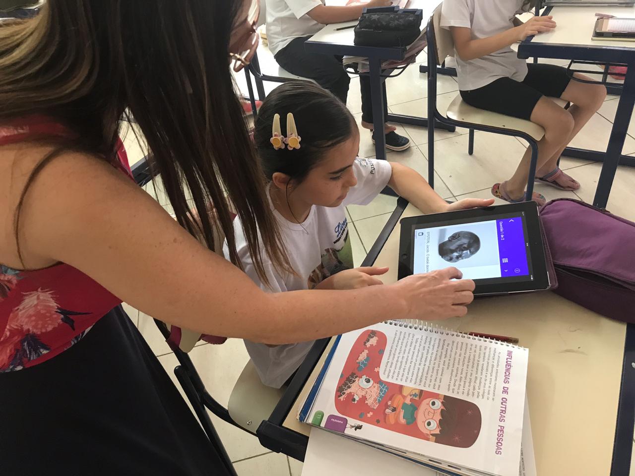 Aluno na sala de aula de ciências trabalhando com ferramentas