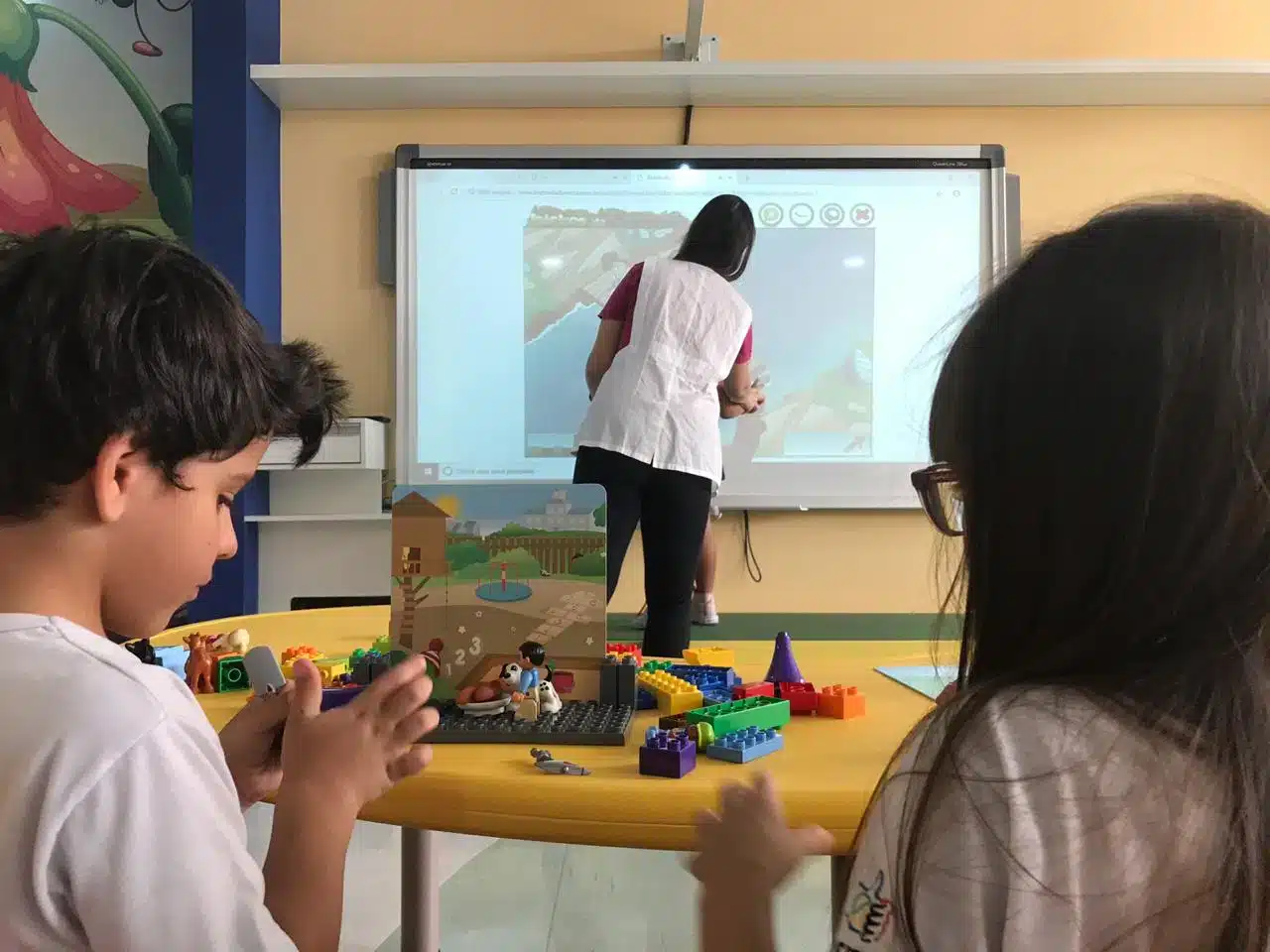 Educadora utilizando lousa digital