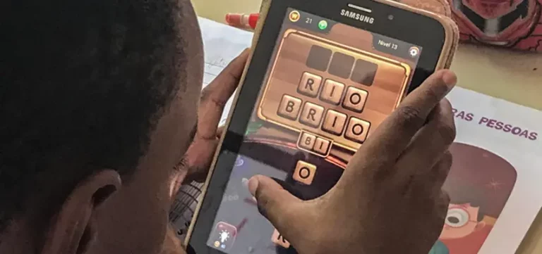 Criança utilizando superfície interativa