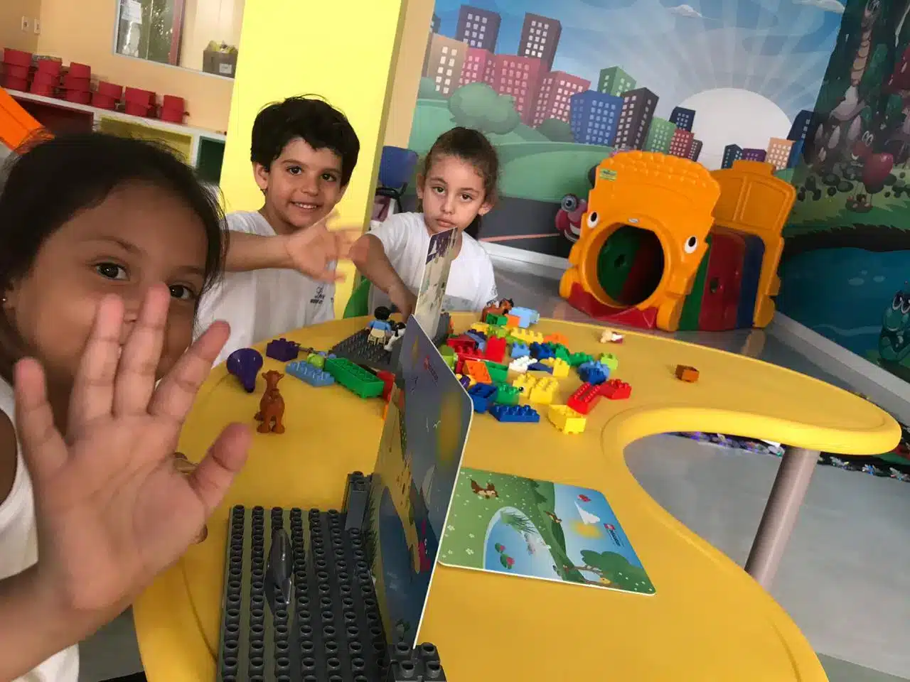 Alunos pequenos em sala de aula