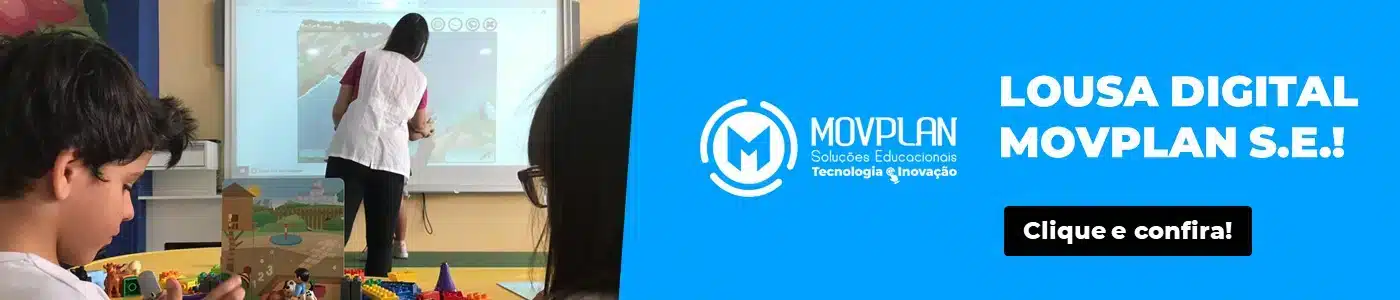 Educadora mexendo em tela na sala de aula 