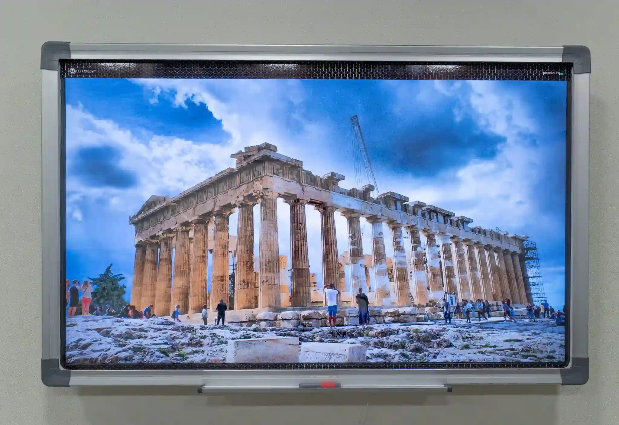 Partenon sendo exibido numa lousa digital instalada na parede