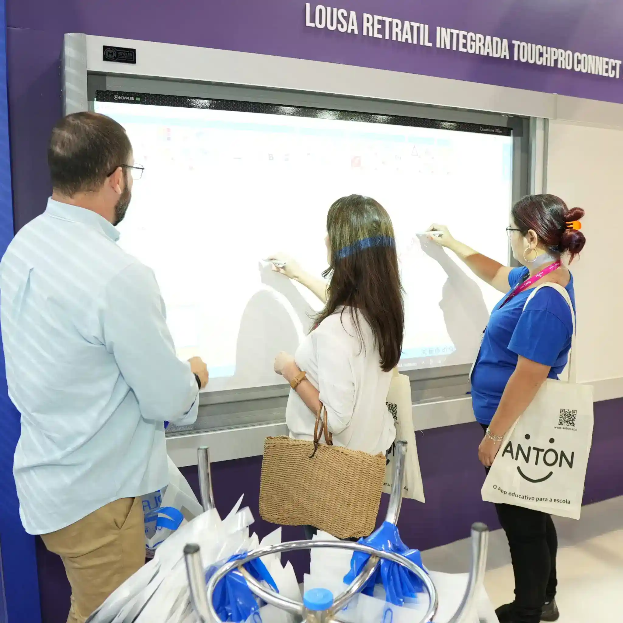 Demonstração de painel touch em feira