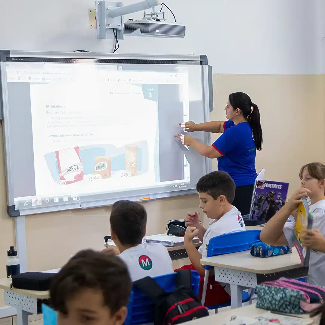 Tela interativa Educadora em sala de aula usando tela interativa