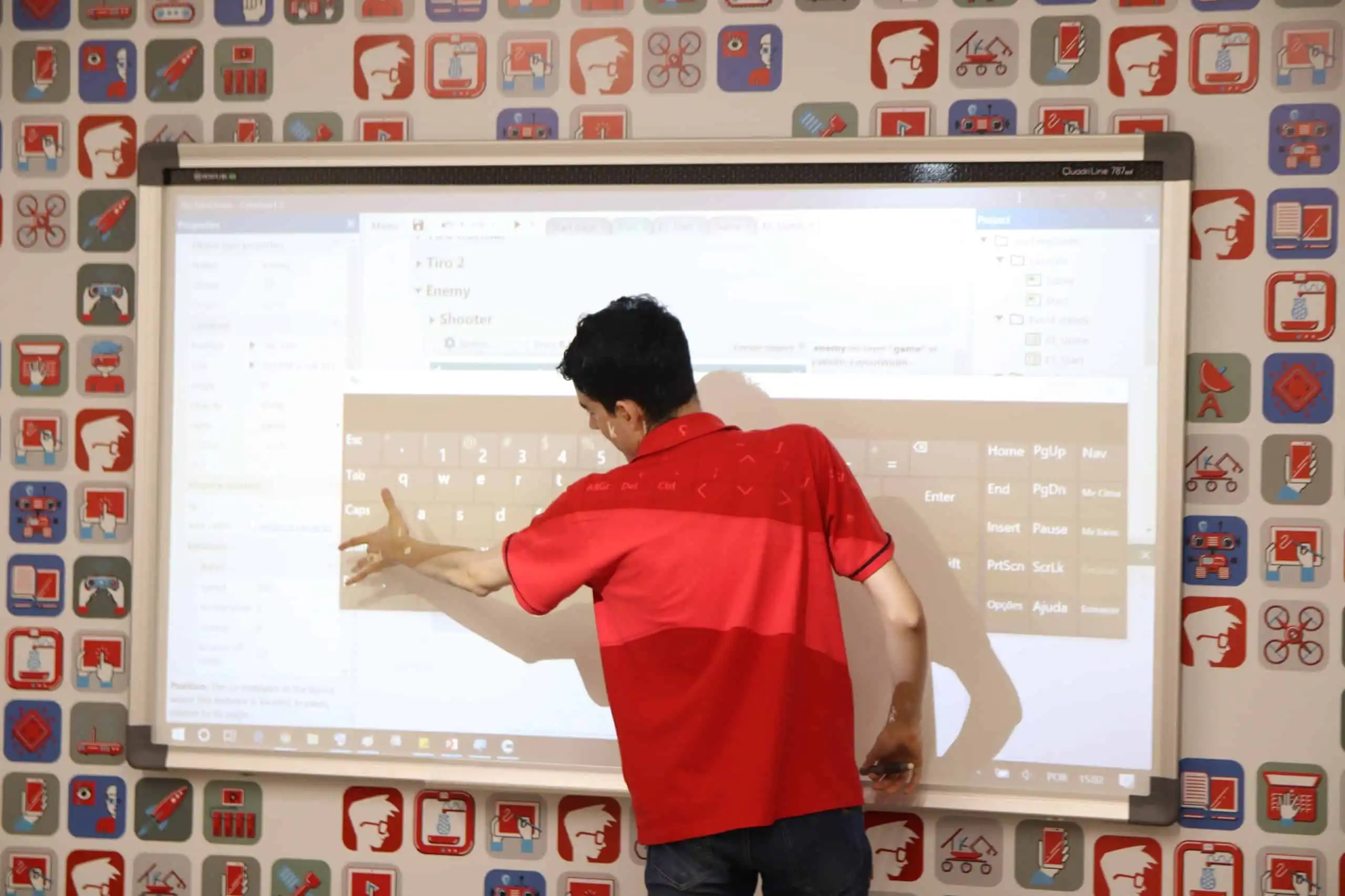 Educador utilizando conteúdo projetado na tela digital